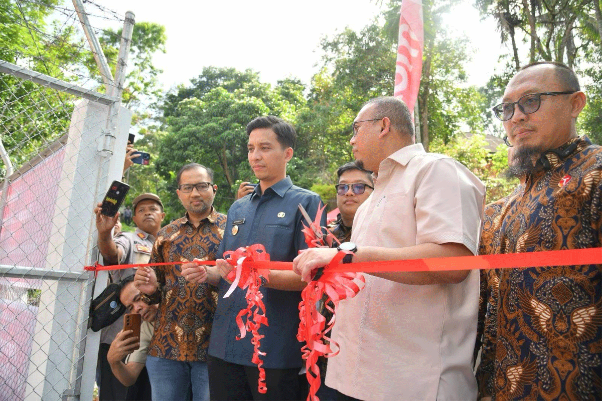 Wali Kota Sawahlunto Riyanda Putra didampingi anggota DPR, Andre Rosiade meresmikan beroperasinya tower BTS Telkomsel di Desa Batu Tanjung dan Desa Kubang Tangah, Jumat (25/4/2025).