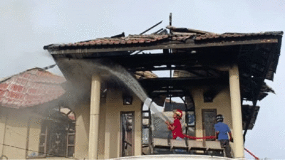 Petugas lakukan pendinginan di rumah yang terbakar di Kota Solok.