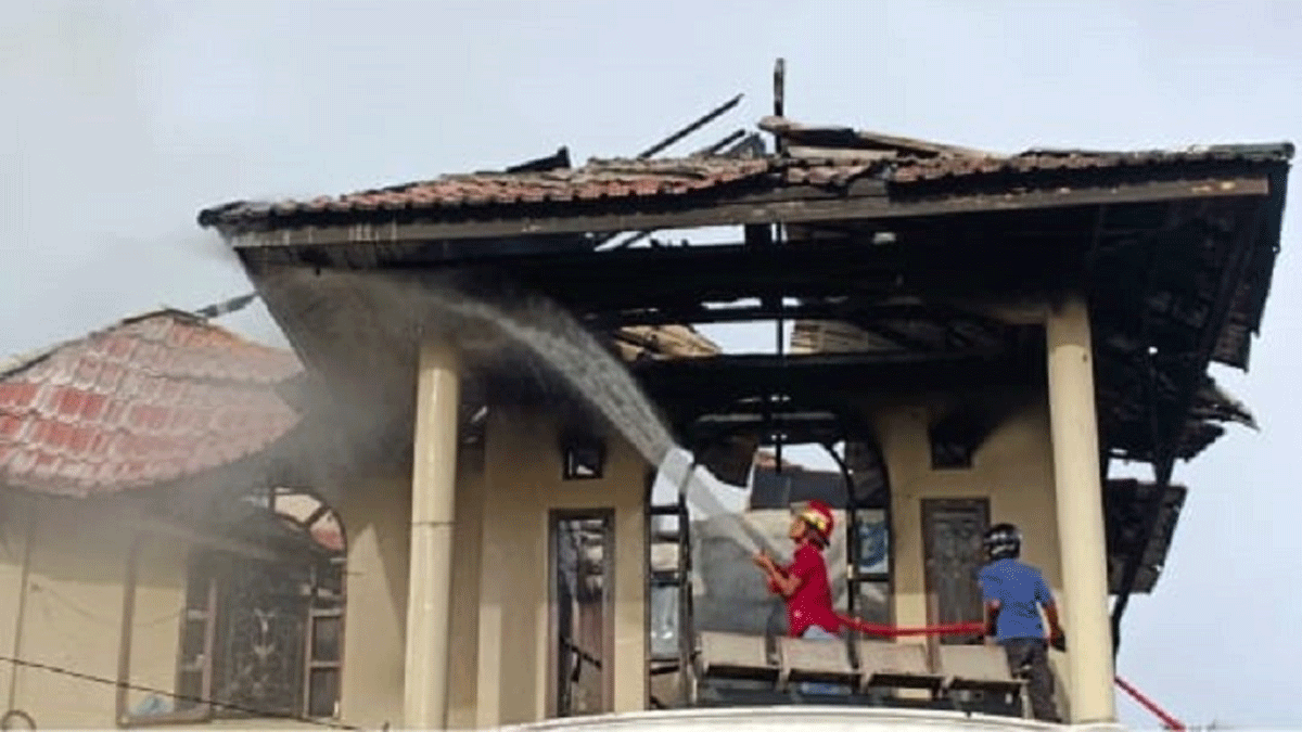 Petugas lakukan pendinginan di rumah yang terbakar di Kota Solok.