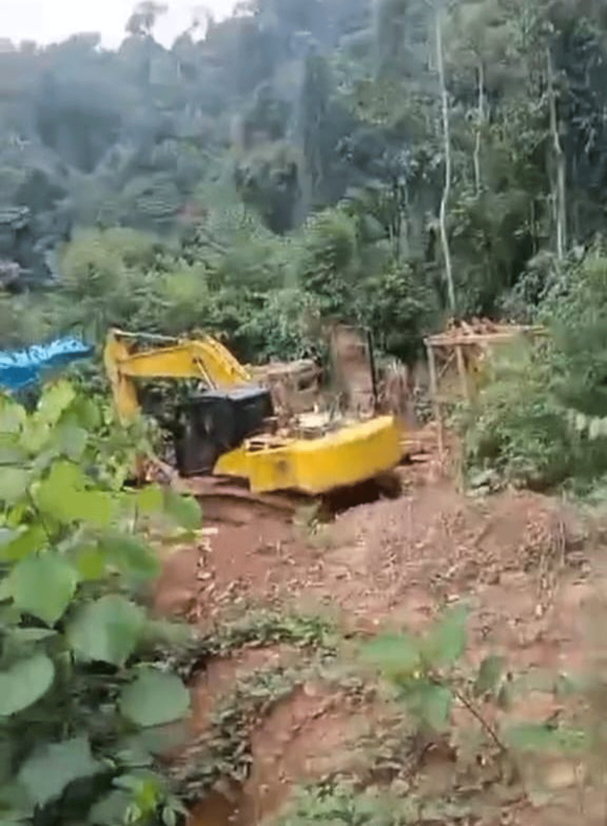 Alat berat yang dipergunakan untuk menambang emas secara ilegal di Solok Selatan