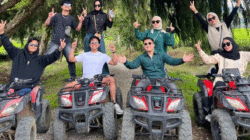 Wisatawan di kawasan wisata Tanah Itam, Kabupaten Solok