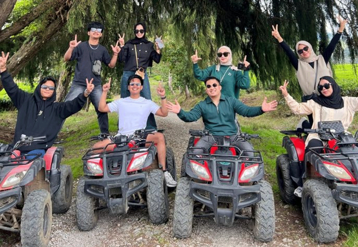 Wisatawan di kawasan wisata Tanah Itam, Kabupaten Solok