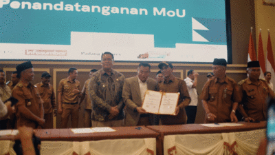 Foto bersama usai penandatanganan kerja sama. (Prokopim)