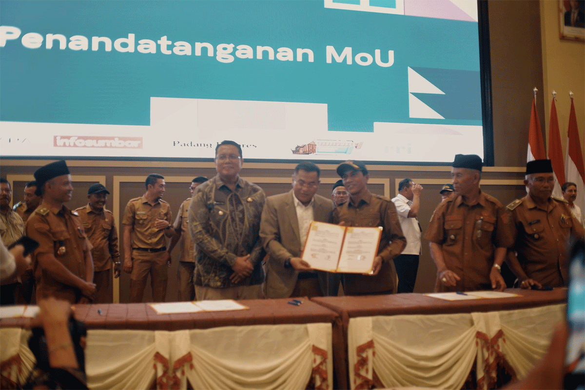 Foto bersama usai penandatanganan kerja sama. (Prokopim)