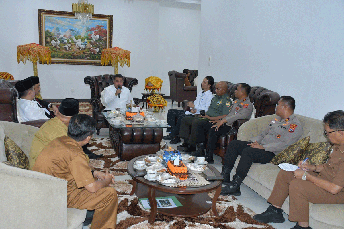 Rapat yang dipimpin Bupati Benni Warlis yang dihadiri Wakil Bupati Muhammad Iqbal, jajaran forkopimda, Sekretaris Daerah Edi Busti serta perwakilan organisasi perangkat daerah (OPD) terkait.