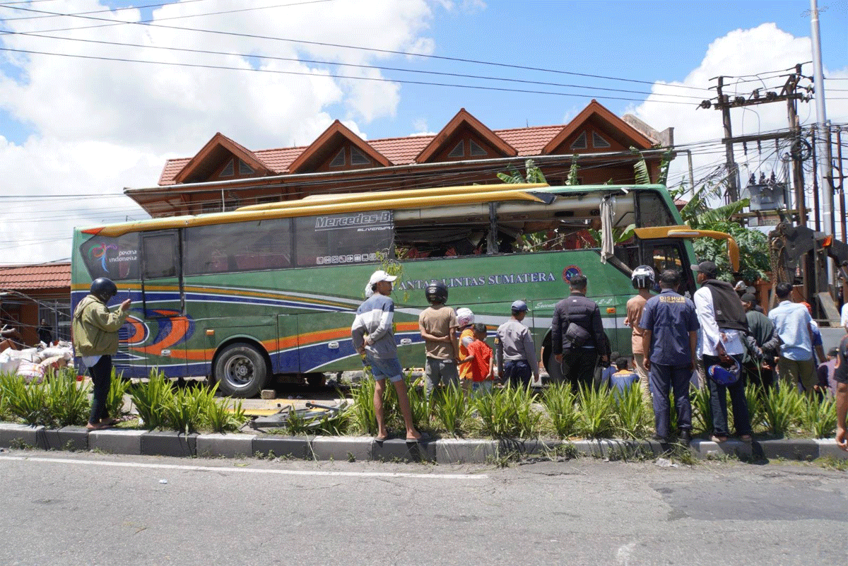Bus ALS yang kecelakaan di Padang Panjang. (Kominfo)