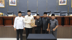 Ketua DPRD, Muharlion bersama wakil serahkan persetujuan Ranperda menjadi Perda pada Wali Kota Padang, Fadly Amran.