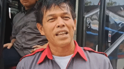 Driver bus Al Hijrah yang disebut-sebut mirip dengan Ariel Noah. (Bang Ajay Channel)