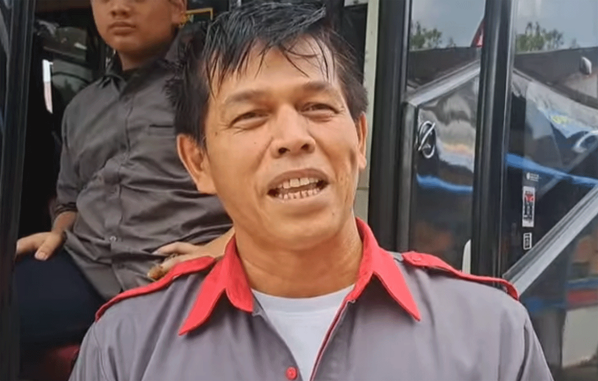 Driver bus Al Hijrah yang disebut-sebut mirip dengan Ariel Noah. (Bang Ajay Channel)