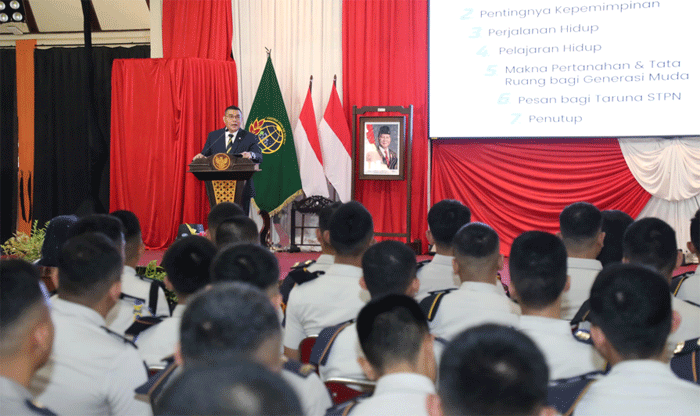 Wakil Menteri Agraria dan Tata Ruang/Wakil Kepala Badan Pertanahan Nasional (Wamen ATR/Waka BPN), Ossy Dermawan, memberikan kuliah umum kepada Taruna/i Sekolah Tinggi Pertanahan Nasional (STPN), di Pendopo STPN, D.I. Yogyakarta, Jumat (9/5/2025).