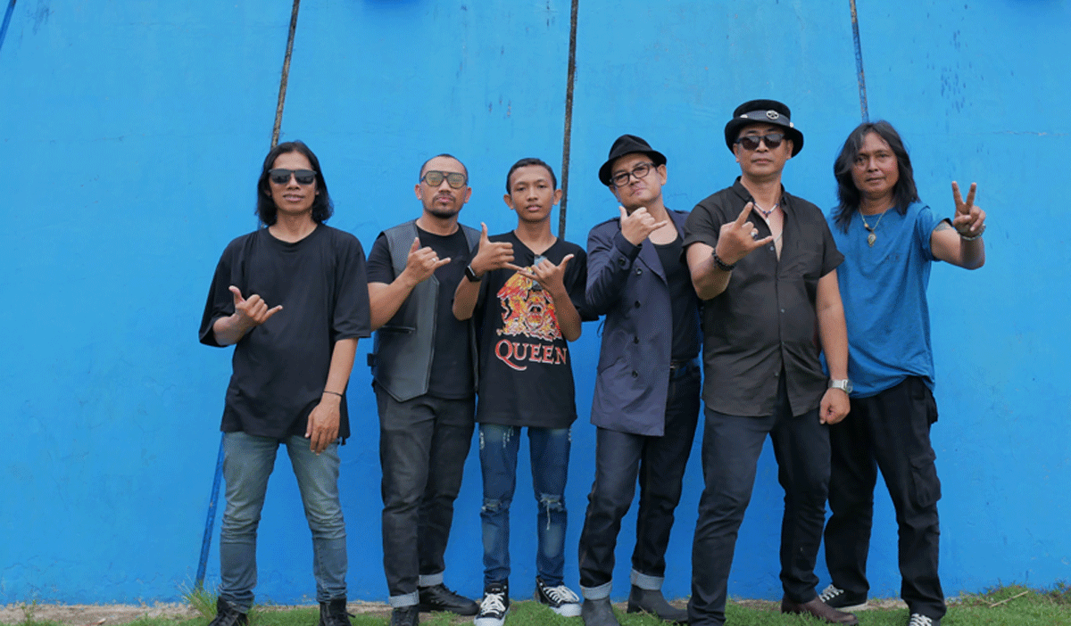 Para personel Uncles Band, membawa semangat musik rock dan kritik sosial dari pinggiran menuju panggung nasional.