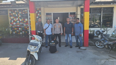Terduga pelaku bersama barang bukti yang diamankan polisi.