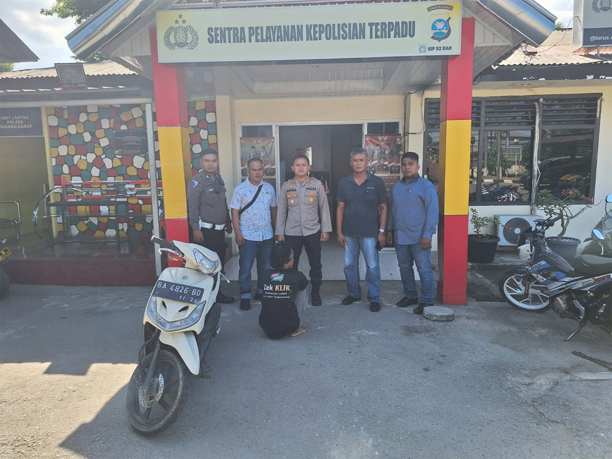 Terduga pelaku bersama barang bukti yang diamankan polisi.