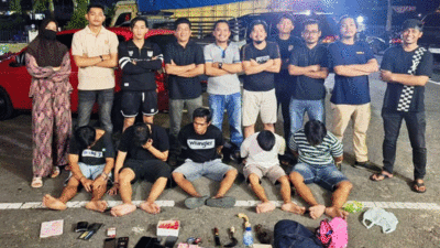 Satuan Reserse Narkoba Polres Sijunjung amankan lima warga yang diduga pesta narkoba jenis sabu, Jumat (2/5/2025) malam di Jorong Muaro Gambok, Kenagarian Muaro, Kecamatan Sijunjung.