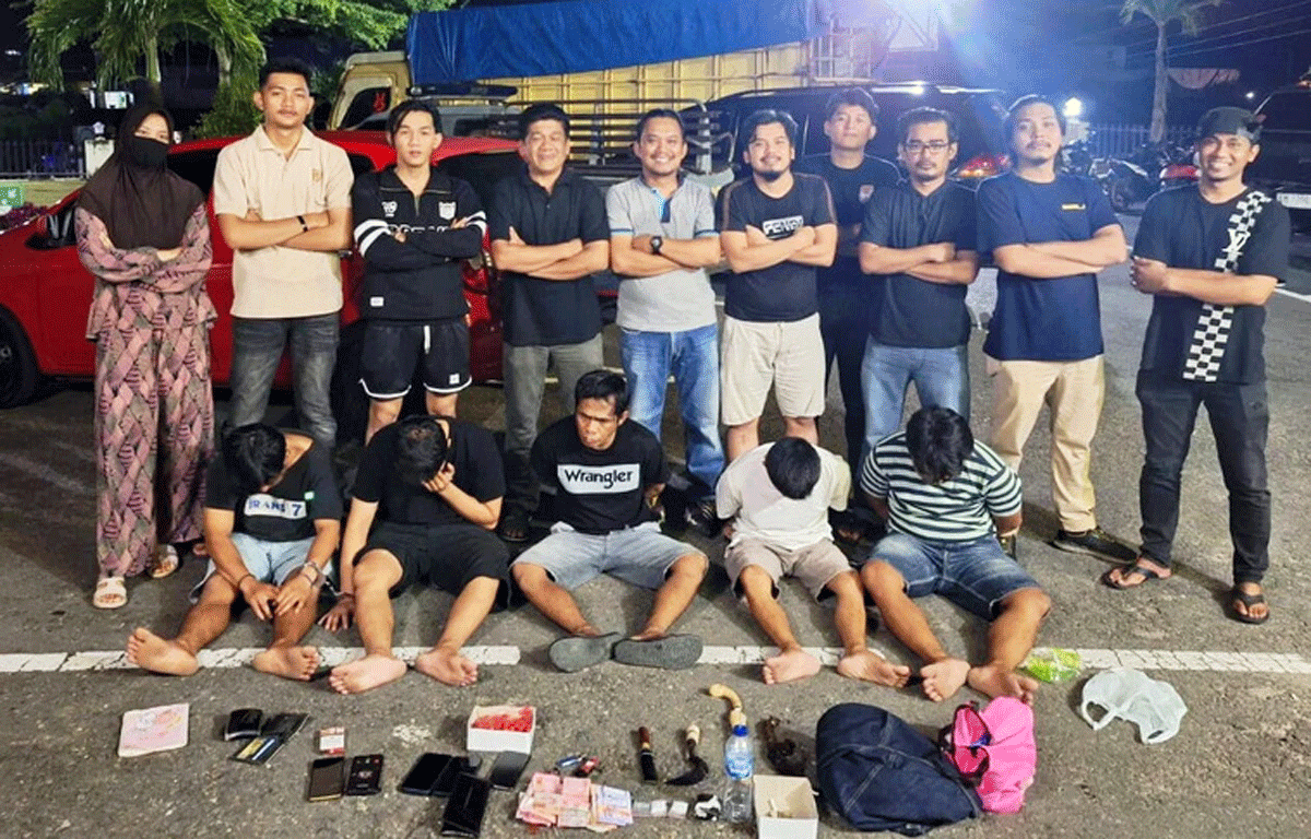 Satuan Reserse Narkoba Polres Sijunjung amankan lima warga yang diduga pesta narkoba jenis sabu, Jumat (2/5/2025) malam di Jorong Muaro Gambok, Kenagarian Muaro, Kecamatan Sijunjung.