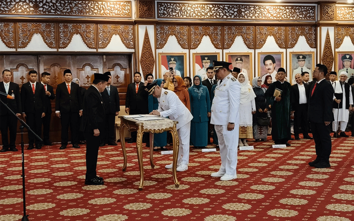 Penandatanganan berita acara pelantikan Bupati dan Wakil Bupati Bungo disaksikan Gubernur Jambi. (Pariwarajambi)