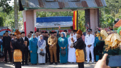 Bupati Tanah Datar dan rombongan disambut masyarakat. (Prokopim)