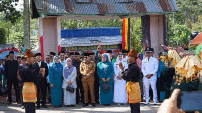 Bupati Tanah Datar dan rombongan disambut masyarakat. (Prokopim)