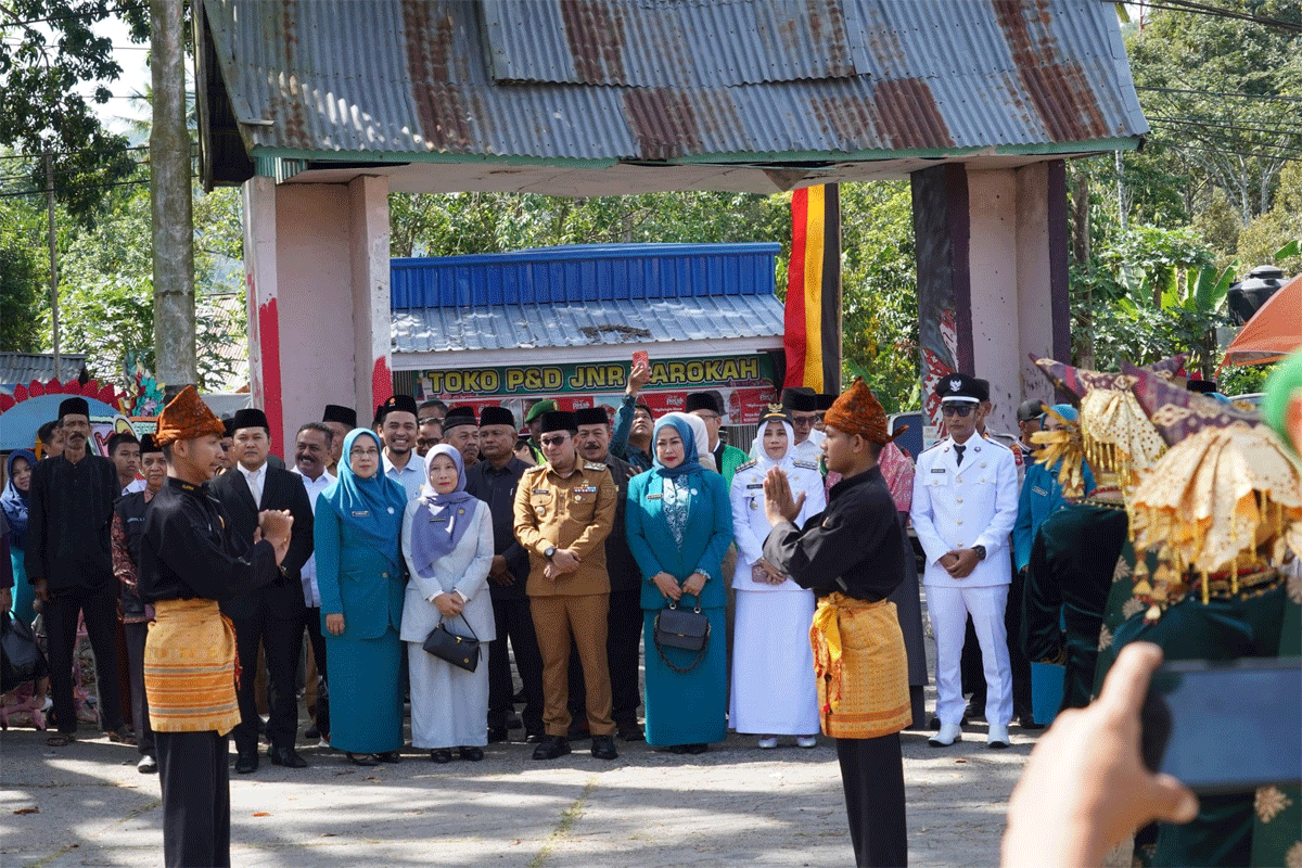 Bupati Tanah Datar dan rombongan disambut masyarakat. (Prokopim)