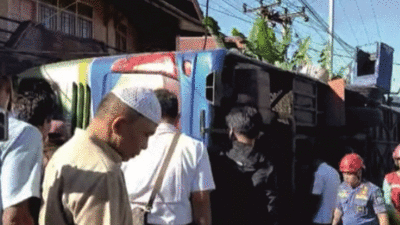 Sebuah bus ALS mengalami kecelakaan di Padang Panjang.