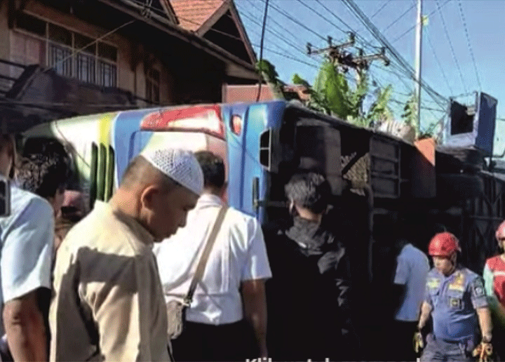 Sebuah bus ALS mengalami kecelakaan di Padang Panjang.
