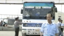 Bus ANS saat arus mudik Lebaran 1995 di Pelabuhan Merak. (Inews)