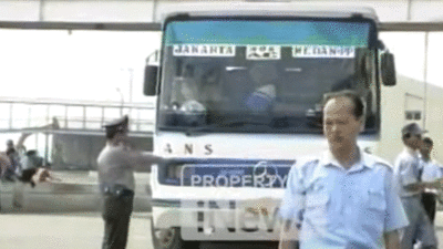 Bus ANS saat arus mudik Lebaran 1995 di Pelabuhan Merak. (Inews)