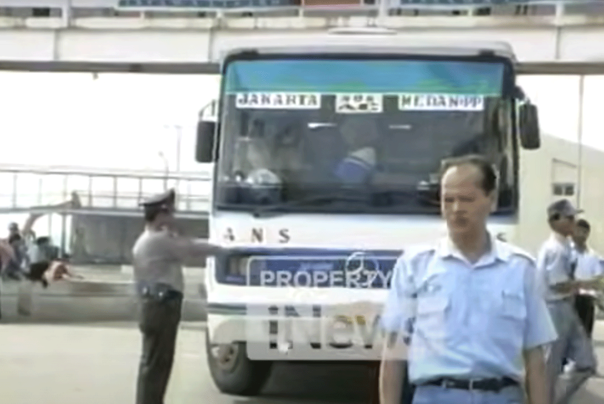Bus ANS saat arus mudik Lebaran 1995 di Pelabuhan Merak. (Inews)