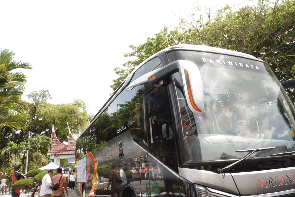 Bus Vircansa yang antar jemaah calon haji Tanah Datar ke Asrama Haji Padang. (Prokopim)