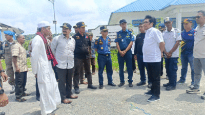 Anggota DPR RI Ridwan BAE didampingi Bupati Buteng Dr Azhari saat berkunjung di Ponpes Al-Munawwarah, disambut pimpinan Pondok KH Amaluddin.