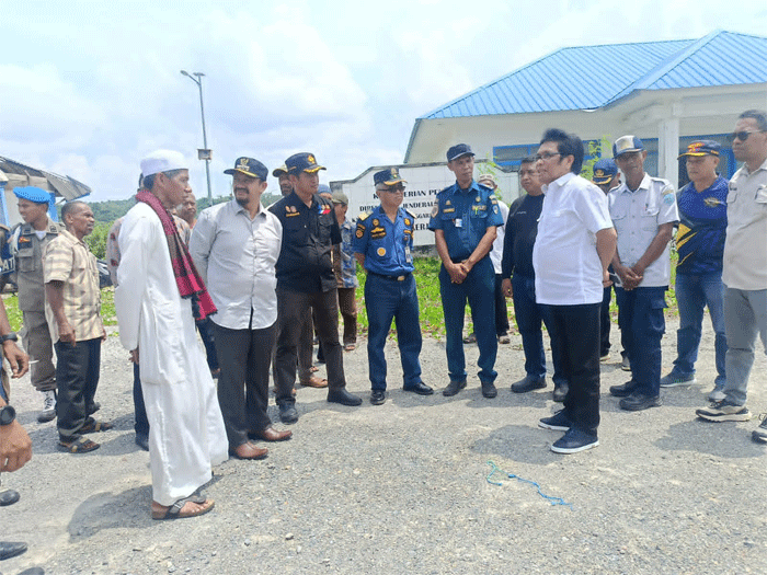 Anggota DPR RI Ridwan BAE didampingi Bupati Buteng Dr Azhari saat berkunjung di Ponpes Al-Munawwarah, disambut pimpinan Pondok KH Amaluddin.