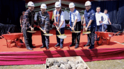 Menkes Budi Gunadi Sadikin, Gubernur Sultra Andi Sumangerukka (ASR) dan Bupati Buteng Dr Azhari bersama-sama meletakan baru pertama pembangunan RSUD Buteng Tipe C