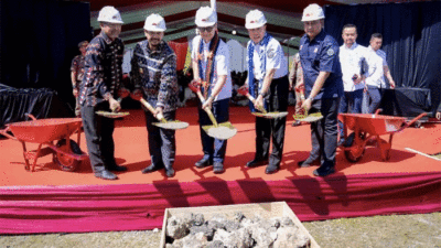 Menkes Budi Gunadi Sadikin, Gubernur Sultra Andi Sumangerukka (ASR) dan Bupati Buteng Dr Azhari bersama-sama meletakan baru pertama pembangunan RSUD Buteng Tipe C