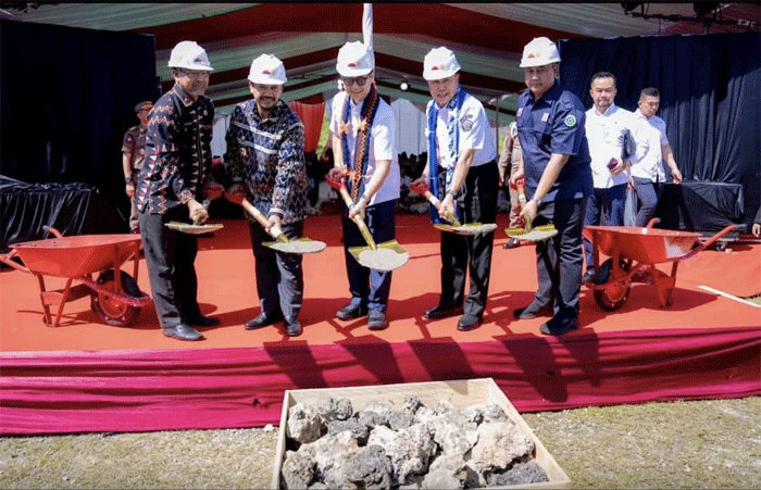Menkes Budi Gunadi Sadikin, Gubernur Sultra Andi Sumangerukka (ASR) dan Bupati Buteng Dr Azhari bersama-sama meletakan baru pertama pembangunan RSUD Buteng Tipe C