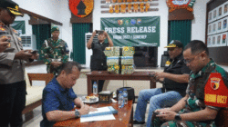Penyerahan barang bukti ke pihak kepolisian.