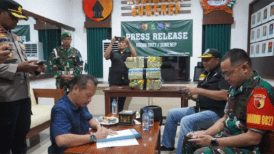 Penyerahan barang bukti ke pihak kepolisian.