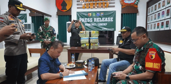 Penyerahan barang bukti ke pihak kepolisian.