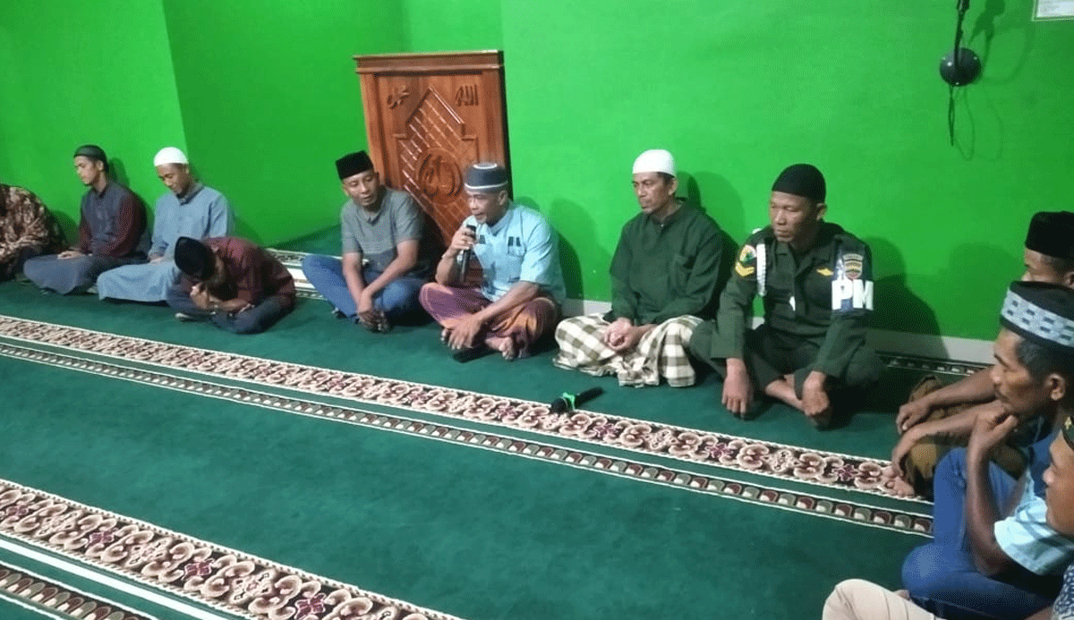 Personel Subdenpom 1/5-3 Pangkalan Brandan doa bersama masyarakat di Desa Paijuluk, Pangkalan Brandan, Kamis (8/5/2025) malam di Masjid Nurul Iman.