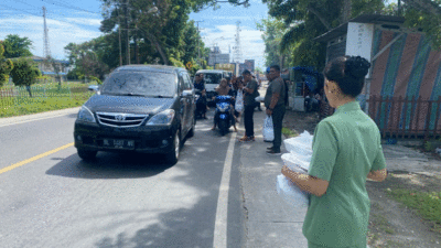 Subdenpom 1/5-3 Pangkalan Brandan melaksanakan Jumat Berkah, di depan Markas Subdenpom 1/5-3, Jalan Lintas Medan-Banda Aceh, Kelurahan Sei Bilah, Kecamatan Sei Lepan, Kabupaten Langkat, Jumat (9/5/2025).