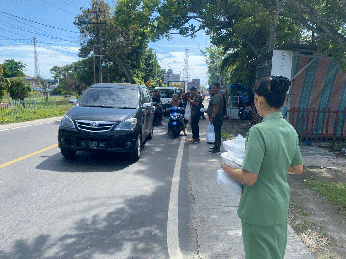 Subdenpom 1/5-3 Pangkalan Brandan melaksanakan Jumat Berkah, di depan Markas Subdenpom 1/5-3, Jalan Lintas Medan-Banda Aceh, Kelurahan Sei Bilah, Kecamatan Sei Lepan, Kabupaten Langkat, Jumat (9/5/2025).