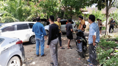 Tim gabungan bersama warga yang melakukan pengejaran terhadap pelaku.