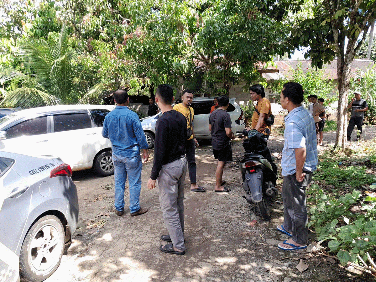 Tim gabungan bersama warga yang melakukan pengejaran terhadap pelaku.