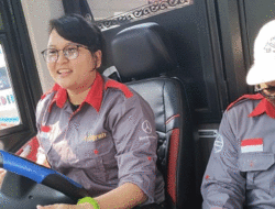 Bertambah Driver Perempuan di Lintasan Jakarta-Sumbar, Mantan Driver Agra Mas Gabung dengan Al Hijrah 3 Bertambah Driver Perempuan di Lintasan Jakarta-Sumbar, Mantan Driver Agra Mas Gabung dengan Al Hijrah