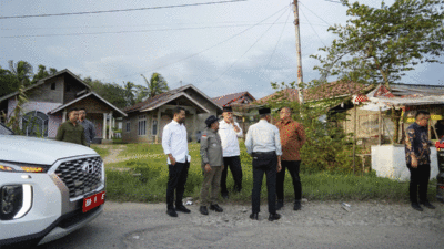 Menteri Pekerjaan Umum Dody Hanggodo bersama anggota DPR, Andre Rosiade dan Zigo Rolanda serta Gubernur dan Wakil Gubernur Sumbar tinjau sejumlah ruas jalan yang rusak di Tanah Datar, Sabtu (3/5/2025).