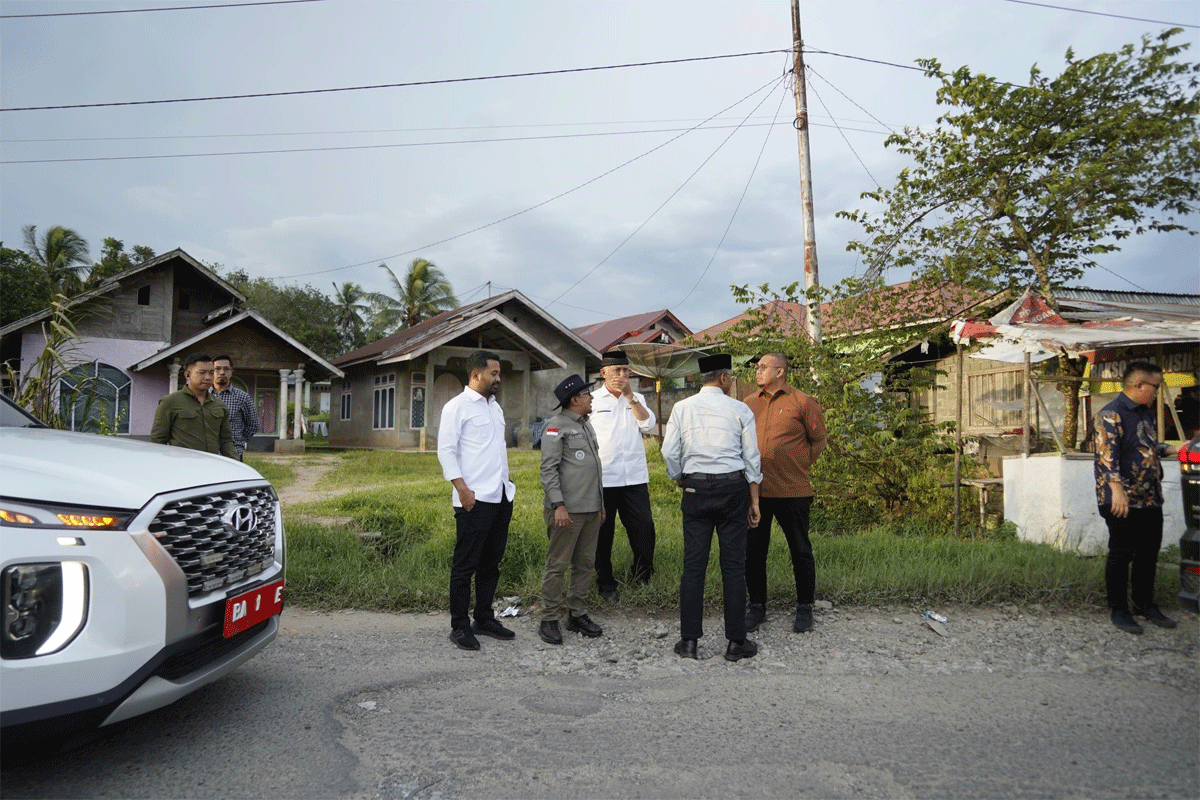Menteri Pekerjaan Umum Dody Hanggodo bersama anggota DPR, Andre Rosiade dan Zigo Rolanda serta Gubernur dan Wakil Gubernur Sumbar tinjau sejumlah ruas jalan yang rusak di Tanah Datar, Sabtu (3/5/2025).