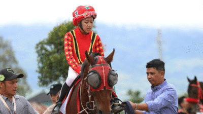 Juarai Pacuan Kuda Wisata Derby 2025 di Bukittinggi, Ini Sosok Najla Al Balkis 9 Joki wanita asal Padang Panjang. (Kominfo)
