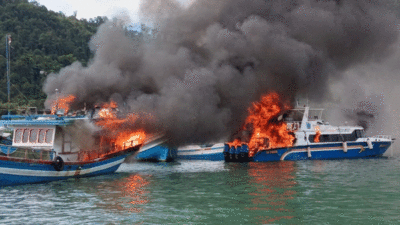 Kapal Dinas Bupati Kepulauan Mentawai terbakar di Pelabuhan Bungus, Padang. (mentawaikita.com)