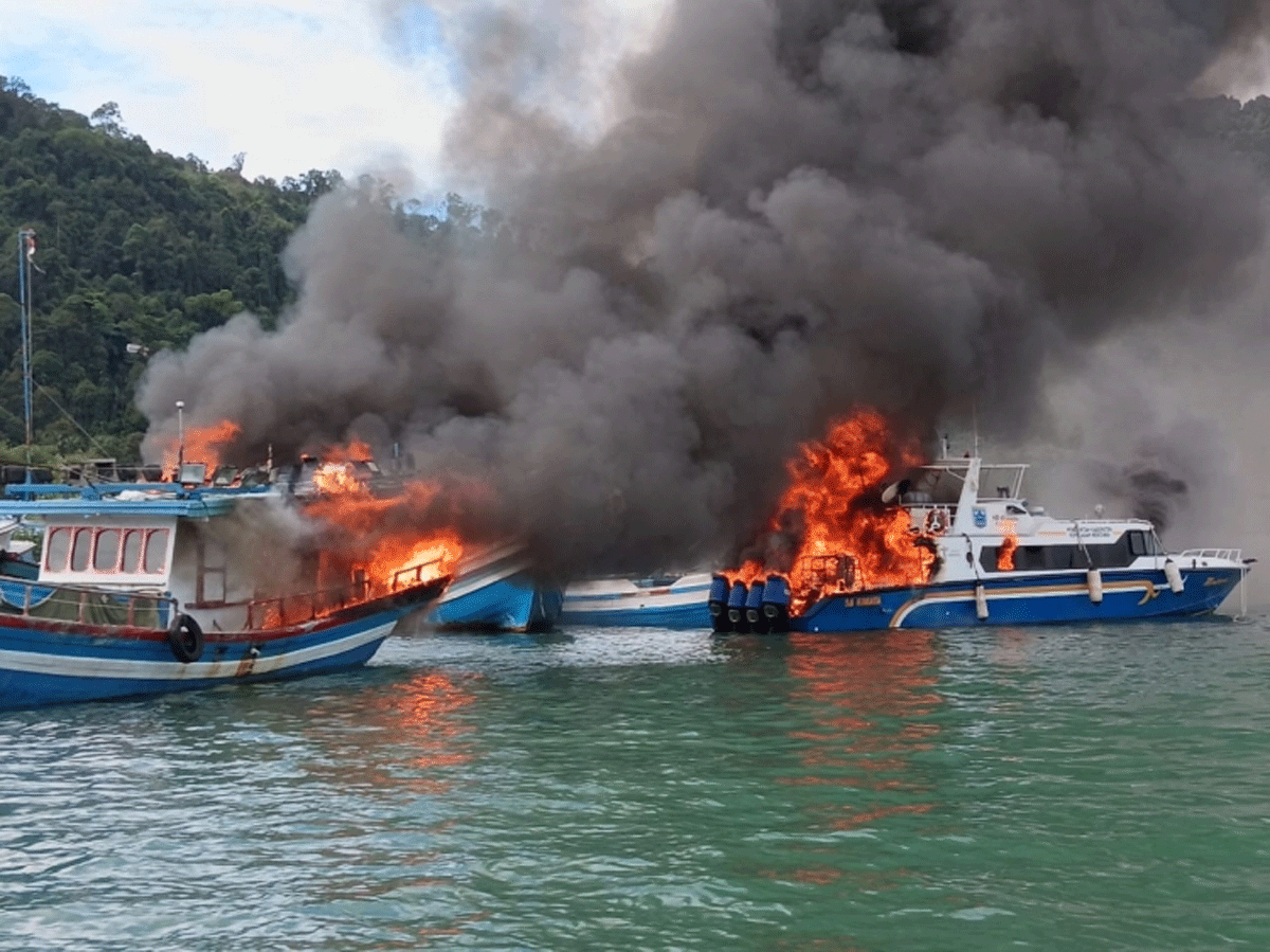 Kapal Dinas Bupati Kepulauan Mentawai terbakar di Pelabuhan Bungus, Padang. (mentawaikita.com)