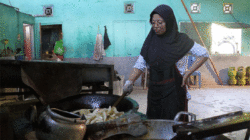 Penggorengan keripik talas. (Kominfo)