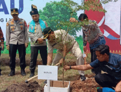 Kapolda Riau Tanam Pohon di Kuansing, Bupati Wacanakan Satu Desa Taman Pohon Satu Hektare